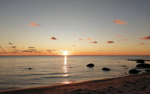 Yari - 50M from the Sea: Lucht, Horizon, Water, Watervoorraden, Zwemwater, Strand, Zonsondergang, Afterglow, Wolk, Oranje