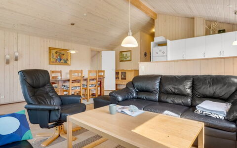 Alvina - 45M from the Sea: Meubilair, Interieur Ontwerp, Hout, Plafond, Bankstel, Flooring, Kamer, Verdieping, Woonkamer, Huis