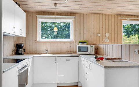 Alvina - 45M from the Sea: Keuken, Hout, Flooring, Toestel Van De Keuken, Countertop, Interieur Ontwerp, Major Appliance, Verdieping, Huis, Plafond