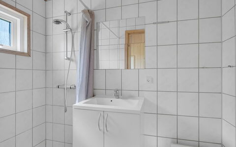 Alvina - 45M from the Sea: Muur, Flooring, Loodgieterswerkinrichting, Verdieping, Wastafel, Badkamer, Wastafel In De Badkamer, Interieur Ontwerp, Kraan, Loodgieter