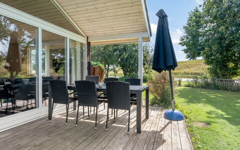Alvina - 45M from the Sea: Hout, Meubilair, Veranda, Houten Vloer, Flooring, Stoel, Buitenmeubels, Schaduw, Hardwood, Huis