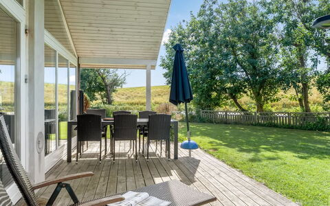 Alvina - 45M from the Sea: Veranda, Land Lot, Huis, Schaduw, Tuin, Verblijf, Dek, Gazon, Hardwood, Stoel