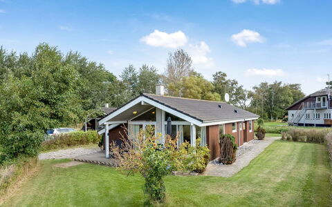 Vincent - 25M from the Sea: Flooring, Muur, Verdieping, Interieur Ontwerp, Hout, Plafond, Houten Vloer, Verlichting, Meubilair, Laminaatvloer