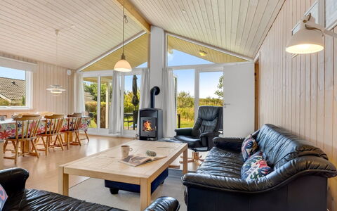 Vincent - 25M from the Sea: Flooring, Muur, Verdieping, Interieur Ontwerp, Hout, Plafond, Houten Vloer, Verlichting, Meubilair, Laminaatvloer