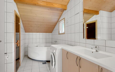 Vincent - 25M from the Sea: Flooring, Muur, Verdieping, Interieur Ontwerp, Hout, Plafond, Houten Vloer, Verlichting, Meubilair, Laminaatvloer