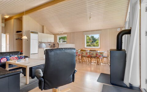 Vincent - 25M from the Sea: Flooring, Muur, Verdieping, Interieur Ontwerp, Hout, Plafond, Houten Vloer, Verlichting, Meubilair, Laminaatvloer