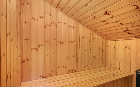 Vincent - 25M from the Sea: Flooring, Muur, Verdieping, Interieur Ontwerp, Hout, Plafond, Houten Vloer, Verlichting, Meubilair, Laminaatvloer