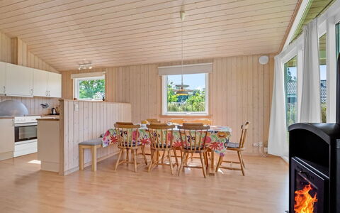 Vincent - 25M from the Sea: Flooring, Muur, Verdieping, Interieur Ontwerp, Hout, Plafond, Houten Vloer, Verlichting, Meubilair, Laminaatvloer