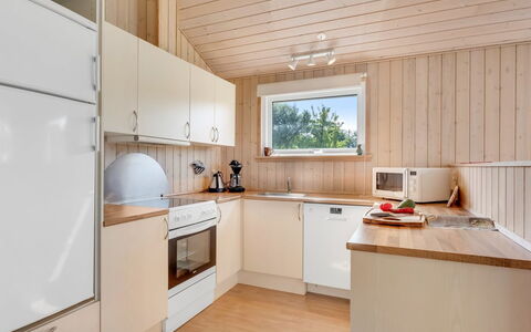 Vincent - 25M from the Sea: Flooring, Muur, Verdieping, Interieur Ontwerp, Hout, Plafond, Houten Vloer, Verlichting, Meubilair, Laminaatvloer