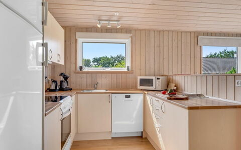 Vincent - 25M from the Sea: Flooring, Muur, Verdieping, Interieur Ontwerp, Hout, Plafond, Houten Vloer, Verlichting, Meubilair, Laminaatvloer