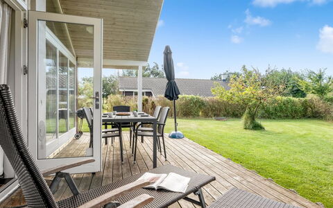 Vincent - 25M from the Sea: Flooring, Muur, Verdieping, Interieur Ontwerp, Hout, Plafond, Houten Vloer, Verlichting, Meubilair, Laminaatvloer