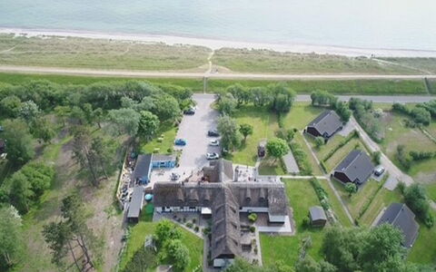 Vincent - 25M from the Sea: Flooring, Muur, Verdieping, Interieur Ontwerp, Hout, Plafond, Houten Vloer, Verlichting, Meubilair, Laminaatvloer