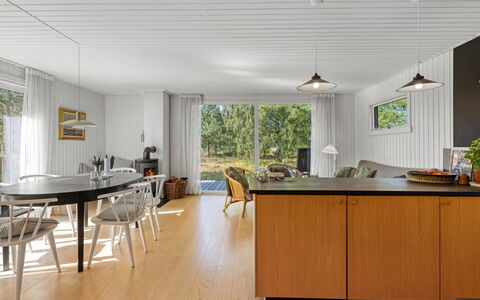 Dagny - 520M from the Sea: Flooring, Hout, Houten Vloer, Interieur Ontwerp, Verdieping, Meubilair, Laminaatvloer, Plafond, Hardwood, Keuken En Eettafel
