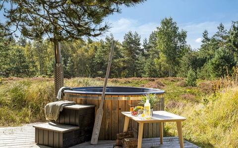 Dagny - 520M from the Sea: Tuin, Hardwood, Bad, Backyard, Natuurlijk Materiaal, Dek, Buitenmeubels, Loodgieterswerkinrichting, Werf
