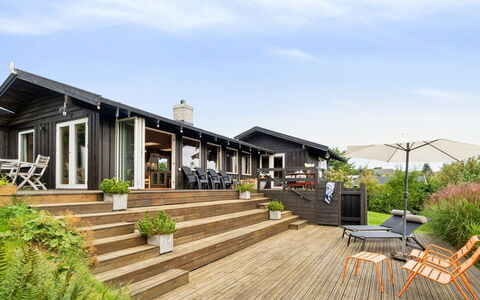 Yardila - 1.4Km from the Sea: Hout, Dak, Architectuur, Huis, Huis, Verblijf, Siding, Hardwood, Helling, Landgoed
