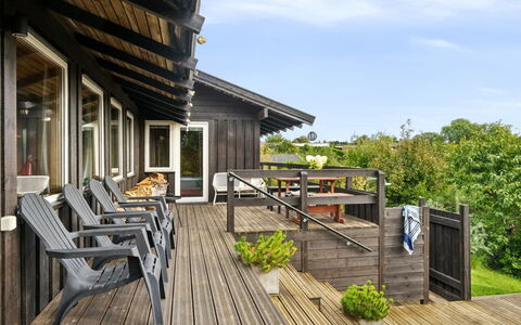 Yardila - 1.4Km from the Sea: Hout, Dak, Architectuur, Huis, Huis, Verblijf, Siding, Hardwood, Helling, Landgoed