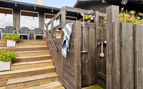 Yardila - 1.4Km from the Sea: Hout, Dak, Architectuur, Huis, Huis, Verblijf, Siding, Hardwood, Helling, Landgoed