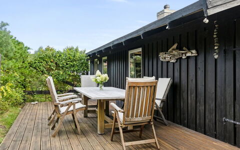 Yardila - 1.4Km from the Sea: Hout, Dak, Architectuur, Huis, Huis, Verblijf, Siding, Hardwood, Helling, Landgoed