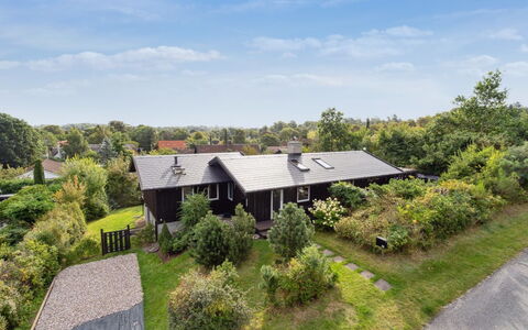 Yardila - 1.4Km from the Sea: Hout, Dak, Architectuur, Huis, Huis, Verblijf, Siding, Hardwood, Helling, Landgoed