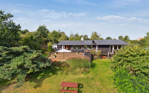 Yardila - 1.4Km from the Sea: Hout, Dak, Architectuur, Huis, Huis, Verblijf, Siding, Hardwood, Helling, Landgoed