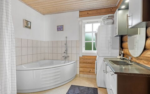 Sigga - 1.6Km from the Sea: Hout, Dak, Architectuur, Huis, Huis, Verblijf, Siding, Hardwood, Helling, Landgoed
