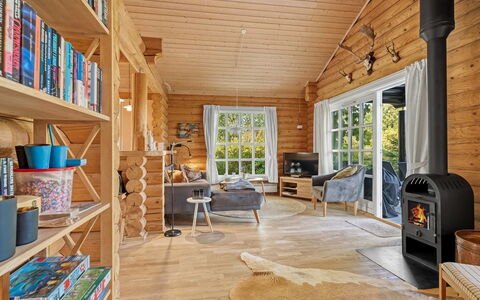 Sigga - 1.6Km from the Sea: Hout, Dak, Architectuur, Huis, Huis, Verblijf, Siding, Hardwood, Helling, Landgoed
