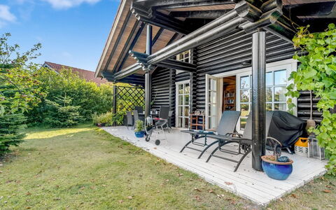 Sigga - 1.6Km from the Sea: Hout, Dak, Architectuur, Huis, Huis, Verblijf, Siding, Hardwood, Helling, Landgoed