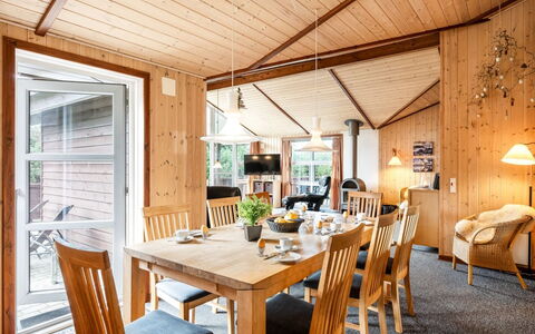 Thorger - 550M from the Sea: Dak, Huis, Huis, Verblijf, Deur, Siding, Dek, Veranda, Plank, Hardwood