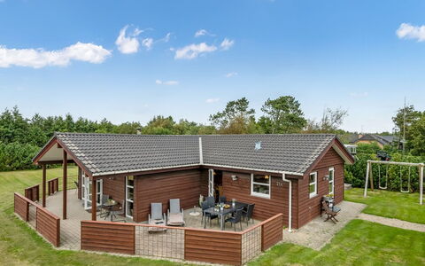 Thorger - 550M from the Sea: Dak, Huis, Huis, Verblijf, Deur, Siding, Dek, Veranda, Plank, Hardwood