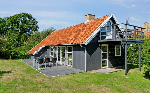 Laerke - 200M from the Sea: Meubilair, Interieur Ontwerp, Flooring, Verdieping, Plafond, Kamer, Stoel, Tafel, Appartement, Keuken En Eettafel
