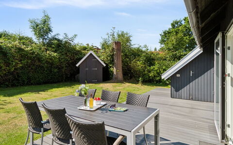 Laerke - 200M from the Sea: Meubilair, Interieur Ontwerp, Flooring, Verdieping, Plafond, Kamer, Stoel, Tafel, Appartement, Keuken En Eettafel
