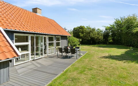 Laerke - 200M from the Sea: Meubilair, Interieur Ontwerp, Flooring, Verdieping, Plafond, Kamer, Stoel, Tafel, Appartement, Keuken En Eettafel