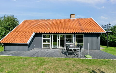 Laerke - 200M from the Sea: Meubilair, Interieur Ontwerp, Flooring, Verdieping, Plafond, Kamer, Stoel, Tafel, Appartement, Keuken En Eettafel
