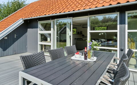 Laerke - 200M from the Sea: Meubilair, Interieur Ontwerp, Flooring, Verdieping, Plafond, Kamer, Stoel, Tafel, Appartement, Keuken En Eettafel