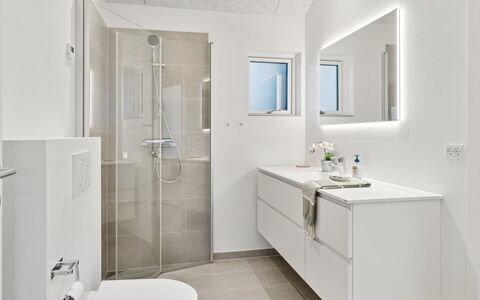 Christian - 600M from the Sea: Badkamer, Interieur Ontwerp, Flooring, Loodgieterswerkinrichting, Wastafel In De Badkamer, Verdieping, Wastafel, Badkamerkast, Kraan, Plafond