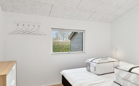 Christian - 600M from the Sea: Hout, Plafond, Verdieping, Kamer, Slaapkamer, Lichte Inrichting, Daylighting, Bedding, Gips