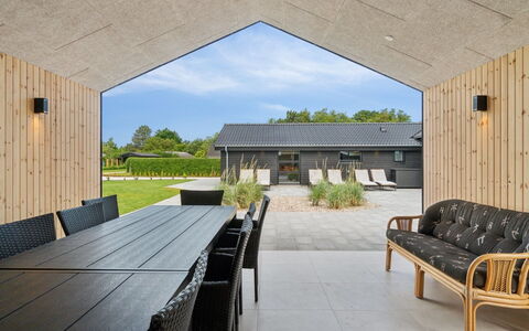 Christian - 600M from the Sea: Dak, Verblijf, Landgoed, Schaduw, Siding, Boerderij, Tuin, Landscaping, Werf, Gazon