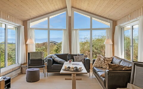 Udder - 250M from the Sea: Hout, Interieur Ontwerp, Huis, Plafond, Kamer, Verblijf, Woonkamer, Hardwood, Bankstel