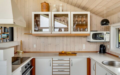 Udder - 250M from the Sea: Keuken, Interieur Ontwerp, Countertop, Toestel Van De Keuken, Hout, Flooring, Plafond, Cabinetry, Meubilair, Lichte Inrichting