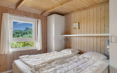 Udder - 250M from the Sea: Hout, Slaapkamer, Bed, Interieur Ontwerp, Verdieping, Bedding, Huis, Laken, Beits, Hardwood