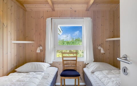 Udder - 250M from the Sea: Hout, Slaapkamer, Interieur Ontwerp, Bed, Plafond, Verdieping, Flooring, Bed Frame, Huis, Bedding