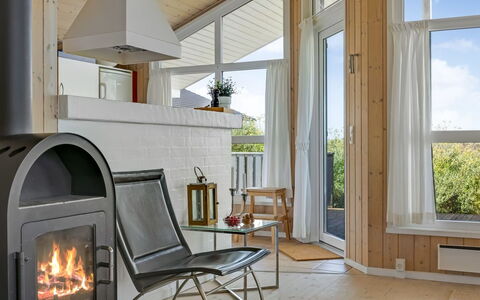 Udder - 250M from the Sea: Flooring, Hout, Interieur Ontwerp, Meubilair, Plafond, Verdieping, Houten Vloer, Verlichting, Kamer, Woonkamer