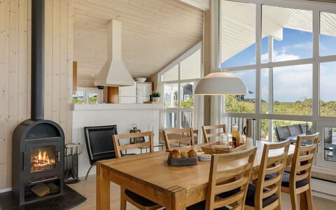 Udder - 250M from the Sea: Hout, Meubilair, Plafond, Flooring, Interieur Ontwerp, Verdieping, Stoel, Woonkamer, Kamer, Lichte Inrichting
