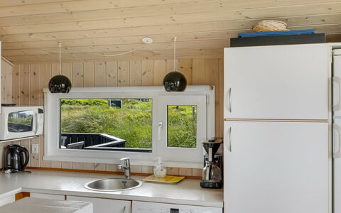 Udder - 250M from the Sea: Keuken, Toestel Van De Keuken, Countertop, Flooring, Hout, Interieur Ontwerp, Major Appliance, Plafond, Verdieping, Meubilair