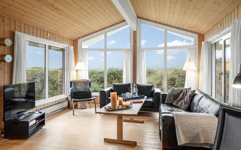 Udder - 250M from the Sea: Hout, Huis, Meubilair, Interieur Ontwerp, Huis, Plafond, Verblijf, Bankstel, Woonkamer, Hardwood
