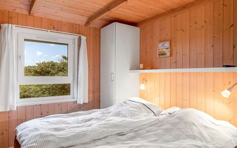 Udder - 250M from the Sea: Slaapkamer, Hout, Bed, Interieur Ontwerp, Laken, Bedding, Verdieping, Flooring, Plafond, Bed Frame