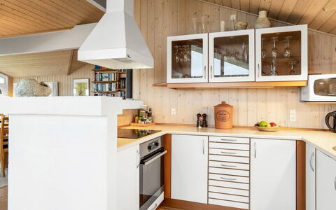 Udder - 250M from the Sea: Keuken, Countertop, Meubilair, Toestel Van De Keuken, Interieur Ontwerp, Cabinetry, Flooring, Lichte Inrichting, Hout, Plafond