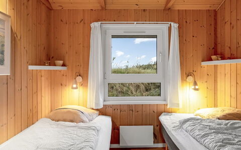Udder - 250M from the Sea: Slaapkamer, Hout, Bed, Interieur Ontwerp, Verdieping, Flooring, Laken, Bedding, Plafond, Bed Frame