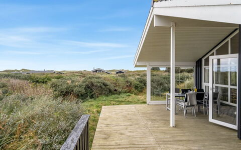 Udder - 250M from the Sea: Veranda, Outdoor Structuur, Steppe, Plank