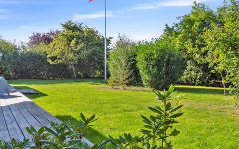 Sighfrith - 1.4Km from the Sea: Lucht, Blauw, Groen, Gras, Natuur, Struik, Tuin, Landschap, Zomer, Land Lot